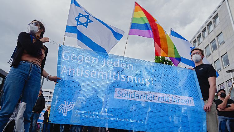 Unter einem großen Polizeiaufgebot demonstrierten rund 1200 Menschen in Nürnberg gegen Antisemitismus.