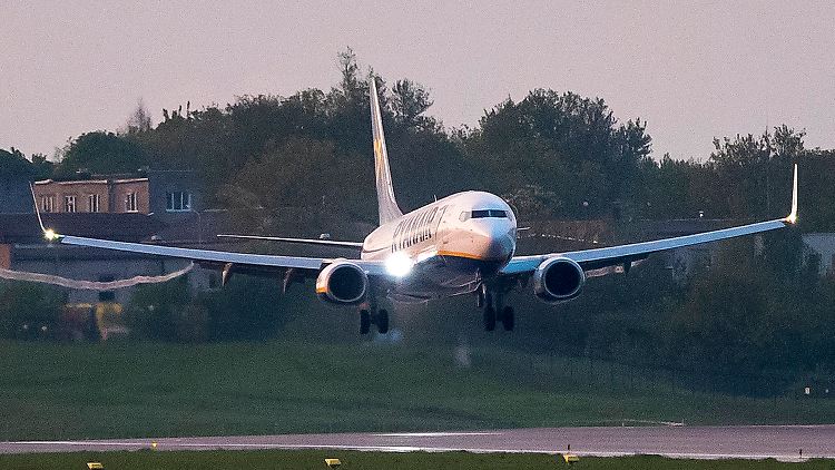 Die Ryanair-Maschine bei ihrer Landung auf dem Flughafen der litauischen Hauptstadt Vilnius.