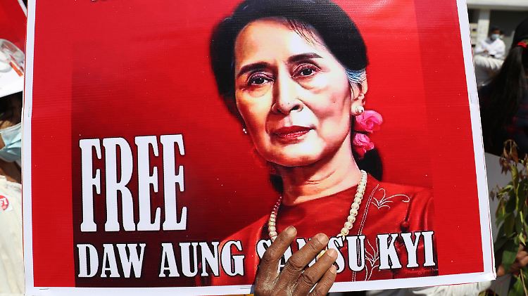 Suu Kyi machte ihren Anhängern Mut: Ihre Partei werde "so lange existieren, wie das Volk existiert".