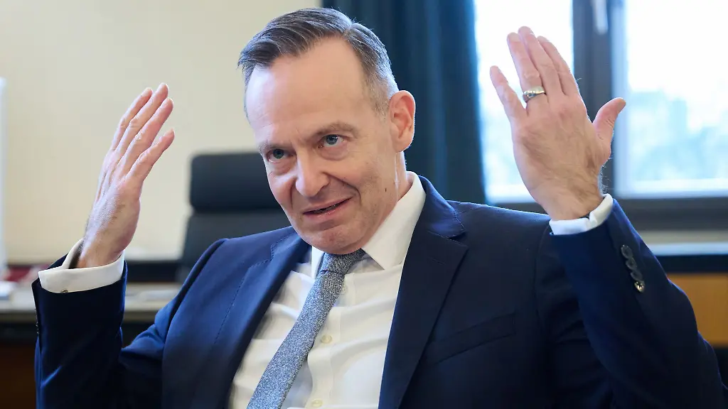 Verkehrsminister-Wissing-Das-Deutschlandticket-ist-auch-eine-Digitalisierungsoffensive-fuer-den-oeffentlichen-Personennahverkehr