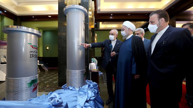 Der Chef des iranischen Atomprogramms präsentiert Präsident Ruhani neue, verbesserte Zentrifugen zur Uran-Anreicherung. 
