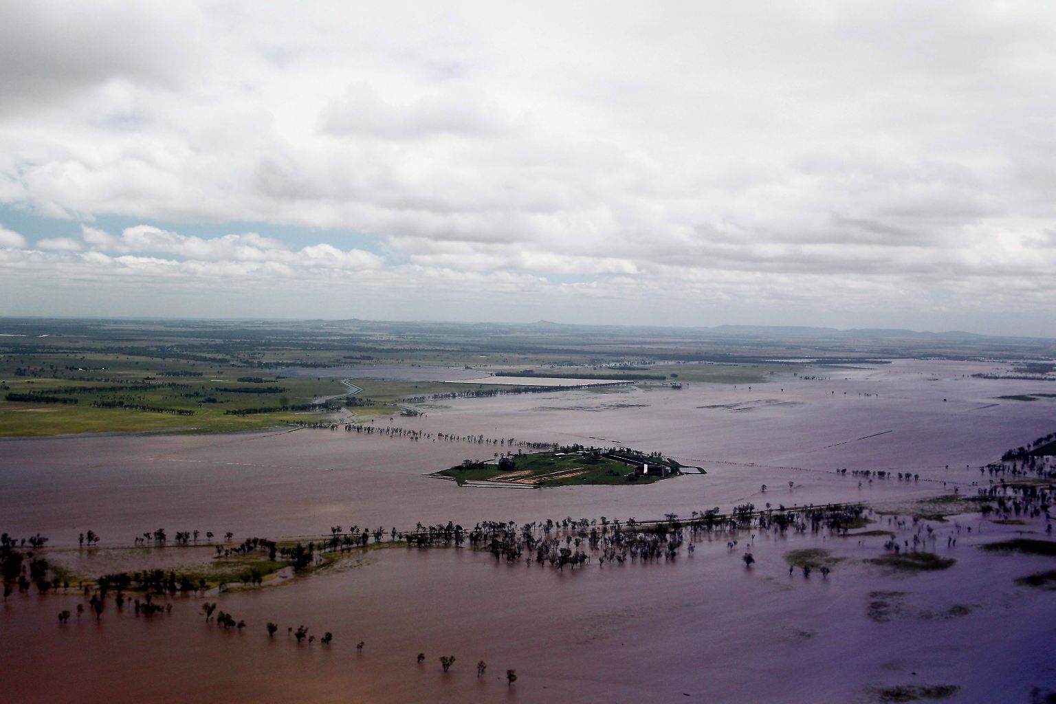 Die stärksten Regenfälle seit Jahrzehnten setzen weite Teile Nordost-Australiens unter Wasser. 