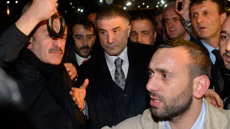 Sedat Peker (M.) wird nach einem Gefängnisaufenthalt 2014 von Anhängern empfangen. 