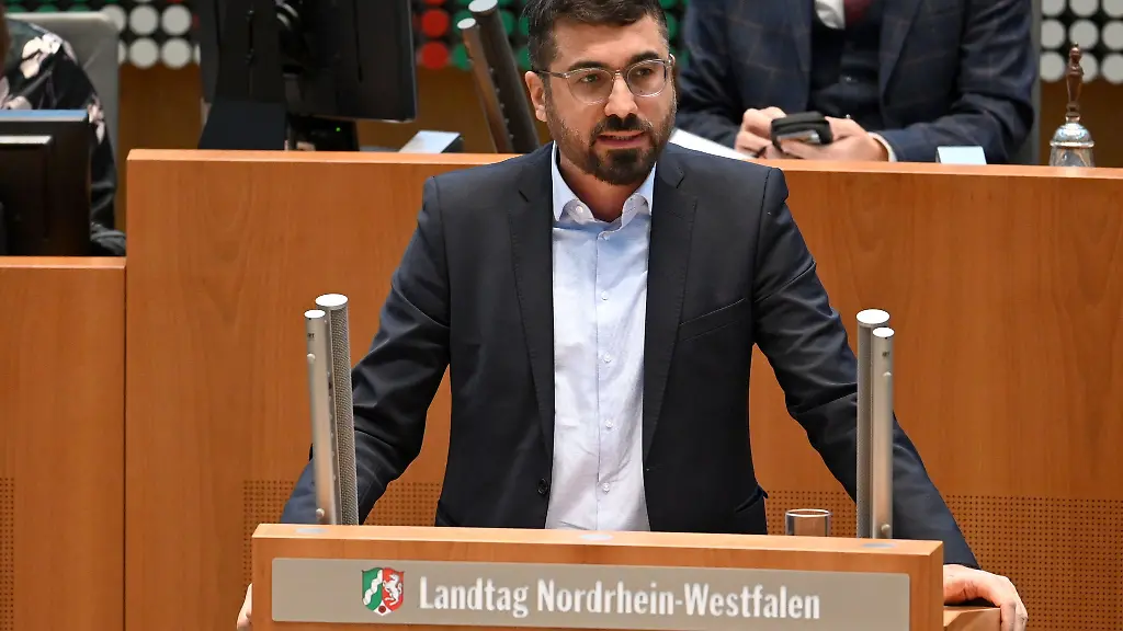 Serdar-Yueksel-stellte-den-Bericht-des-Petitionsausschusses-in-der-Plenarsitzung-vor