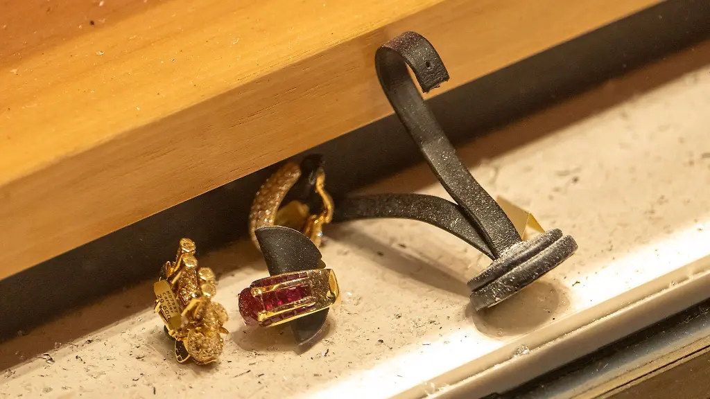 Bei-einem-Einbruch-in-einem-Juweliergeschaeft-in-der-Muenchner-Innenstadt-wurde-Schmuck-zurueckgelassen