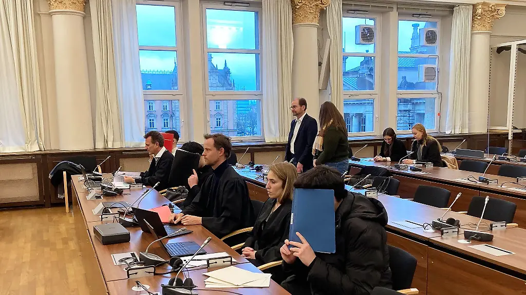 Versuchter-gemeinschaftlicher-Mord-gefaehrliche-Koerperverletzung-und-schwere-raeuberische-Erpressung-das-sind-die-Vorwuerfe-gegen-die-drei-Angeklagten-die-eine-Bar-in-Altona-ueberfallen-haben-sollen