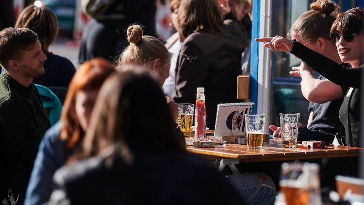 Hier und da öffnet die Außengastronomie - im Gastgewerbe steigert das die Stimmung.
