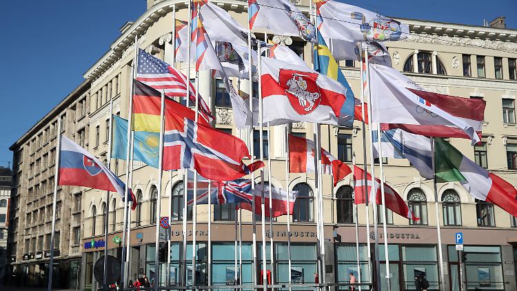 Die weiß-rote Flagge mit dem Ritter der belarussischen Opposition (Mitte) ersetzt in Riga die offizielle Fahne von Belarus bei der Eishockey-WM.