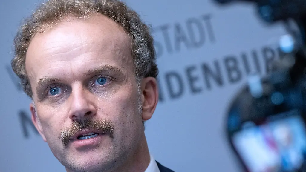 Die-Neubrandenburger-Stadtvertretung-hat-den-Weg-fuer-den-Ruecktritt-von-Oberbuergermeister-Silvio-Witt-parteilos-freigemacht