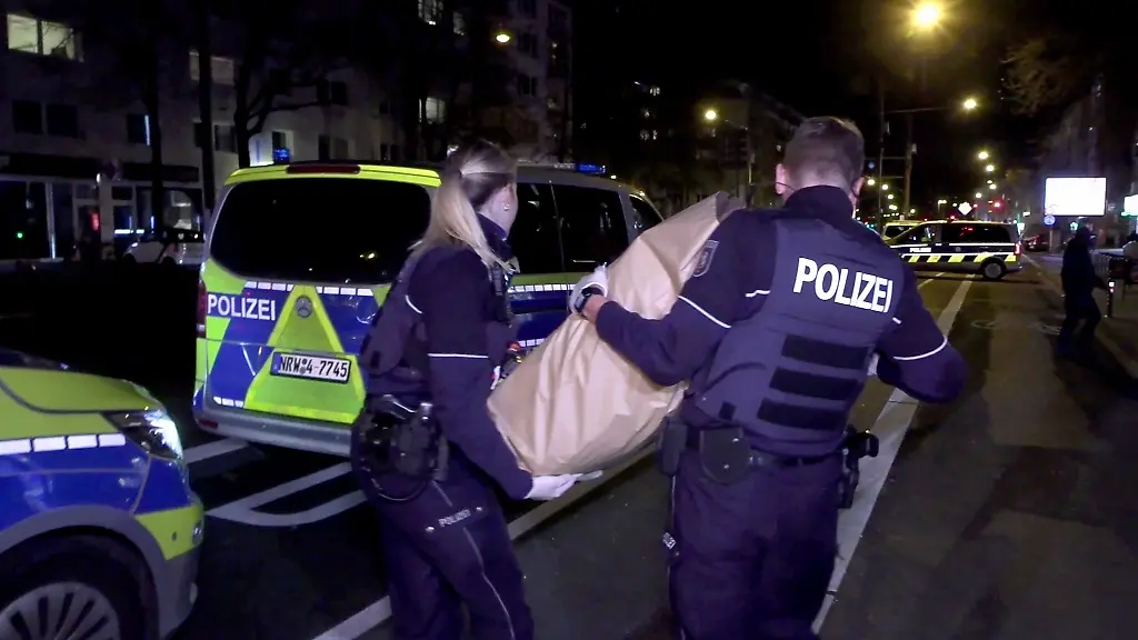 Nach-einem-Einsatz-wegen-eines-herrenlosen-Koffers-in-einem-Koelner-Supermarkt-hat-die-Polizei-einen-verdaechtigen-Mann-festgenommen