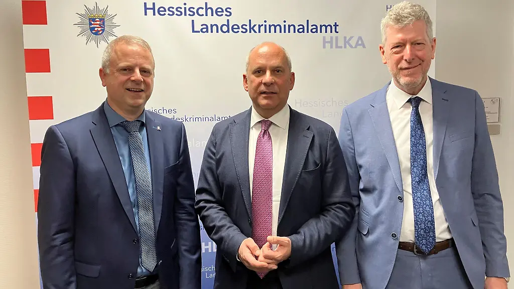 Hessens-Innenminister-Poseck-und-LKA-Praesident-Roehrig-haben-sich-bei-dem-Leiter-der-Zentralstelle-Sippel-ueber-die-Kriminalitaetsentwicklung-im-Gesundheitsbereich-informiert