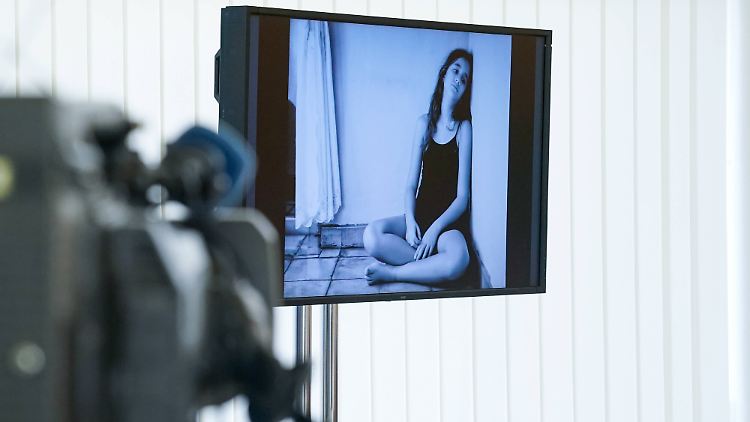 Ohne Künstliche Intelligenz sei die Datenflut im Bereich Kinderpornografie und Kindesmissbrauch nicht mehr beherrschbar, sagt NRW-Justizminister Biesenbach.