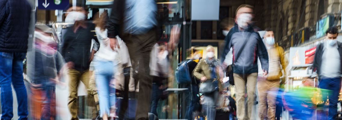 Reisende im Frankfurter Hauptbahnhof: Die Feiertagseffekte beeinflussen die Meldedaten auf verschiedenen Ebenen.