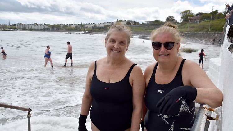 Die schwimmenden Schwestern gehören zu den Unerschrockenen am Strand von Dublin.
