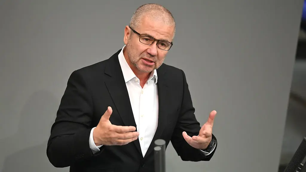 Frank-Junge-aus-Wismar-will-auf-den-Spitzenplatz-der-Kandidatenliste-der-SPD-in-Mecklenburg-Vorpommern-fuer-die-vorgezogene-Bundestagswahl-am-23-Februar