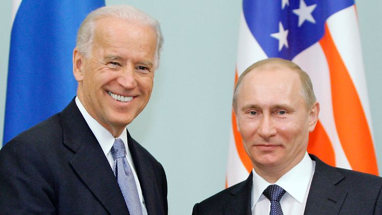 Ein Bild aus früheren Tagen: Der damalige US-Vizepräsident Biden zusammen mit Putin 2011 bei einem Treffen in Moskau. 