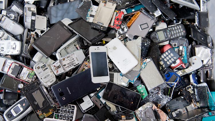 Viel zu oft und nach viel zu kurzer Zeit landen Smartphones auf dem Müll. Das soll sich nun ändern. 
