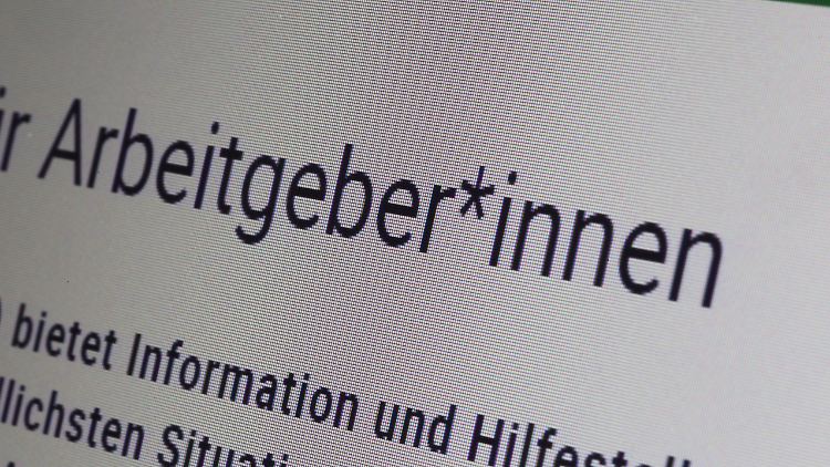 Manche Behörden nutzen das Gendersternchen, andere den Genderdoppelpunkt - der offiziellen Norm des Rechtschreibrats entspricht beides nicht.