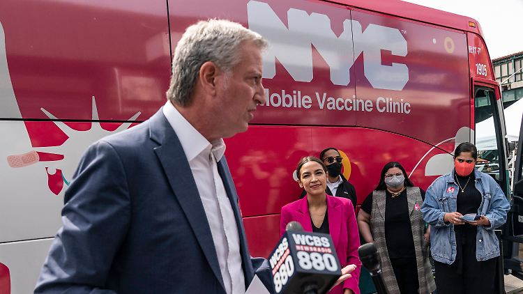 ... Deshalb setzt New Yorks Bürgermeister de Blasio nicht nur auf Pommes, sondern auch Busse.