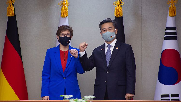 "Die gleichen Werte, die gleichen Interessen": Verteidigungsministerin Kramp-Karrenbauer mit ihrem Amtskollegen Suh in Seoul.