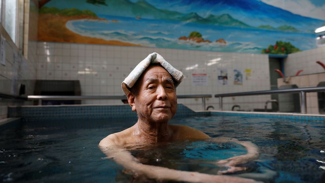 Theres Wik, eine finnische Büroangestellte, die in Tokio lebt, ist hin- und hergerissen: "Ich persönlich denke, dass die Spiele für die Wirtschaft abgehalten werden sollten, aber wenn man an die Sicherheit aller denkt, denke ich, dass sie abgesagt werden sollten".