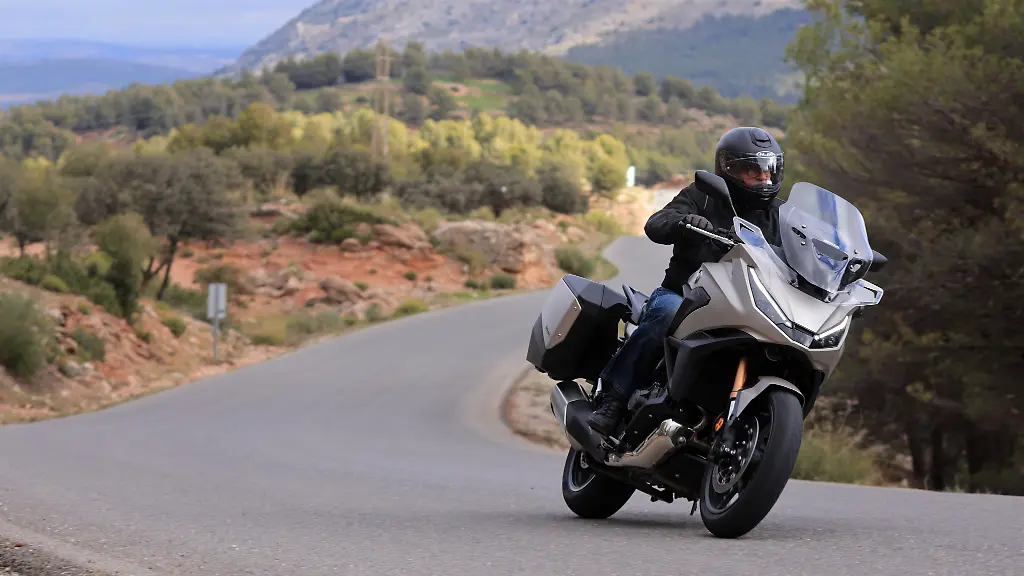 204108-Honda-NT1100-YM25-1174-JPG