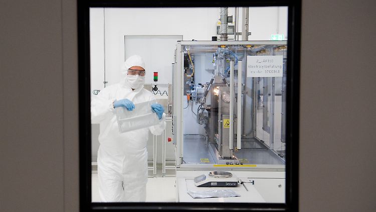 Ein VW-Mitarbeiter in einem Reinraum zur Produktion von Batteriezellen im Werk Salzgitter.