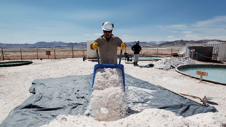 Der "Salar del Hombre Muerto" in Argentienien: einer der weltweit bedeutendsten Lithium-Lagerstätten.
Der Rohstoff wird durch Verdunstung gewonnen. Hier karrt ein Arbeiter des australischen Bergbauunternehmens Galaxy Resources Halit-Konzentrat weg, das sich herauskristallisiert hat.