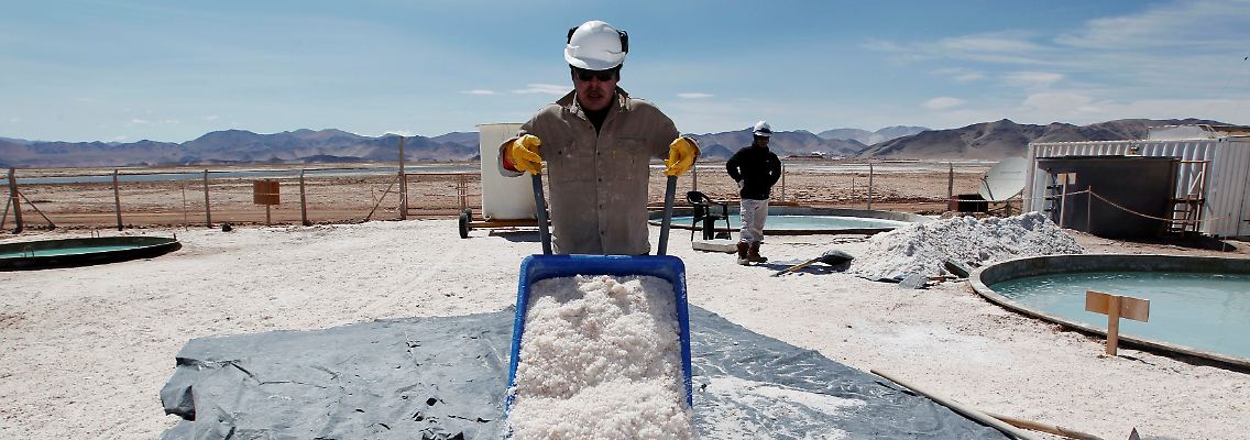Der "Salar del Hombre Muerto" in Argentinien, einer der weltweit bedeutendsten Lithium-Lagerstätten. Der Rohstoff wird durch Verdunstung gewonnen. Hier karrt ein Arbeiter des australischen Bergbauunternehmens Galaxy Resources Halit-Konzentrat weg, das sich herauskristallisiert hat.