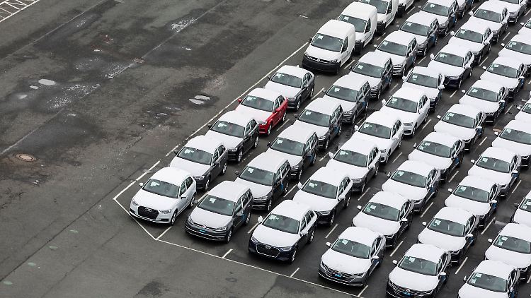 So wie auf diesem Bild sind die VW-Neuwagen in Emden geparkt.