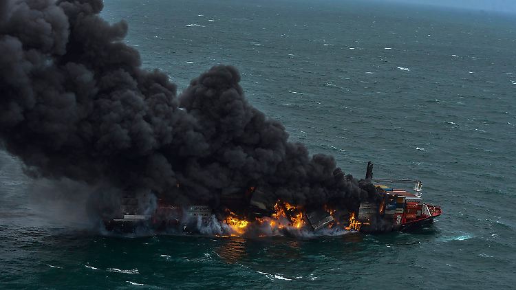 Die Besatzung konnte vor den Flammen in Sicherheit gebracht werden, nur einer der Seeleute wurde leicht verletzt.