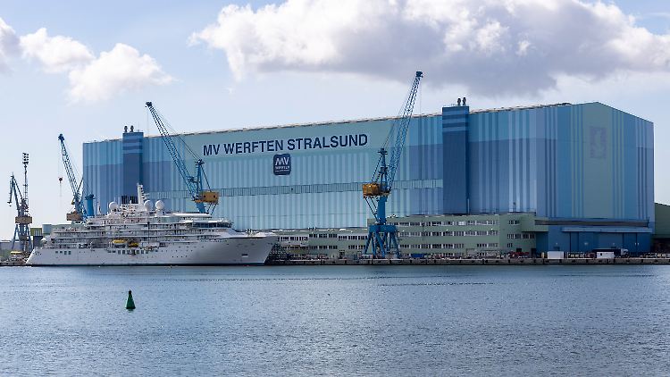 Die "Crystal Endeavor" - hier in Stralsund - hat mit Erprobungsfahrten begonnen.