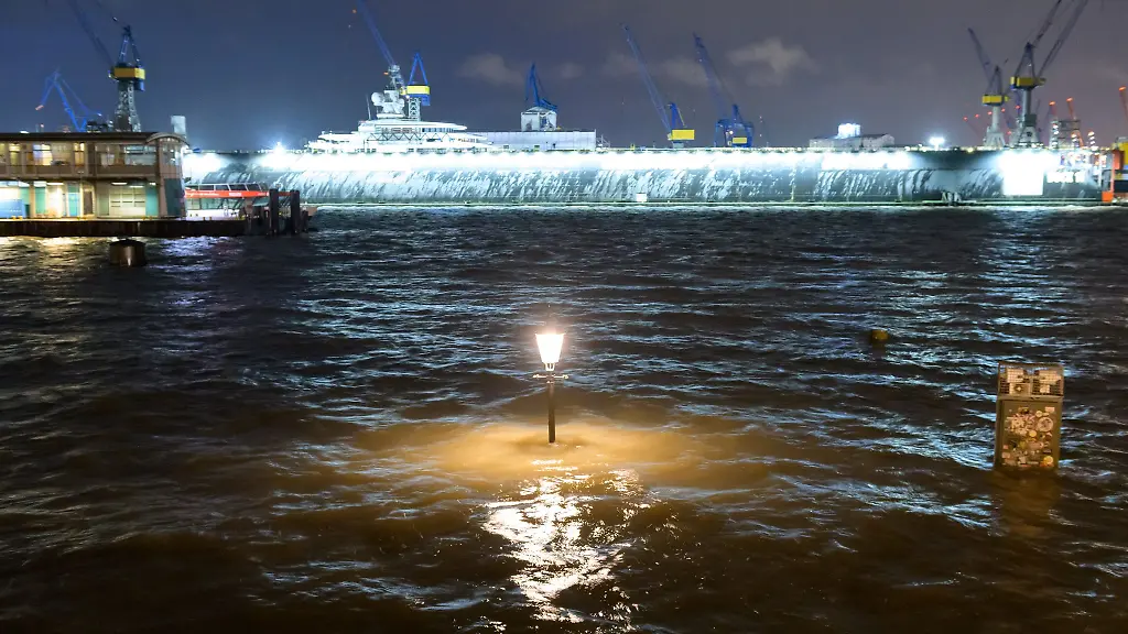 In-Hamburg-wird-am-Freitagmorgen-20-12-die-erste-Winter-Sturmflut-erwartet-Archivbild