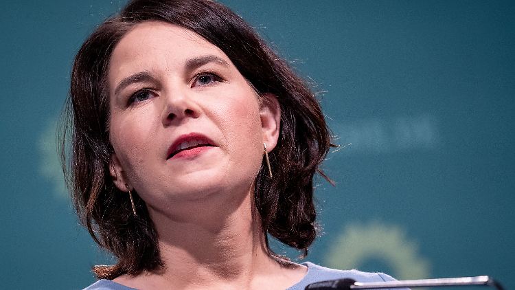 Auf die Frage zu Habecks ursprünglicher Forderung nach Waffenlieferungen erklärte die designierte Grünen-Kanzlerkandidatin Baerbock: "Hat er so nicht gesagt." 