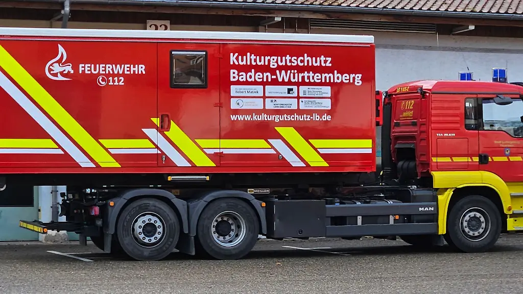 In-einem-mobilen-Notfallcontainer-sollen-beschaedigte-Kulturgueter-nach-Extremwetterereignissen-oder-Braenden-erstversorgt-werden-um-die-Chancen-zu-erhoehen-sie-vor-dem-Verfall-zu-retten