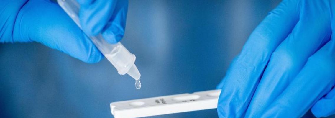 Medizinisch geschultes Personal führt einen Corona-Schnelltest durch. Foto: Kay Nietfeld/dpa/Symbolbild