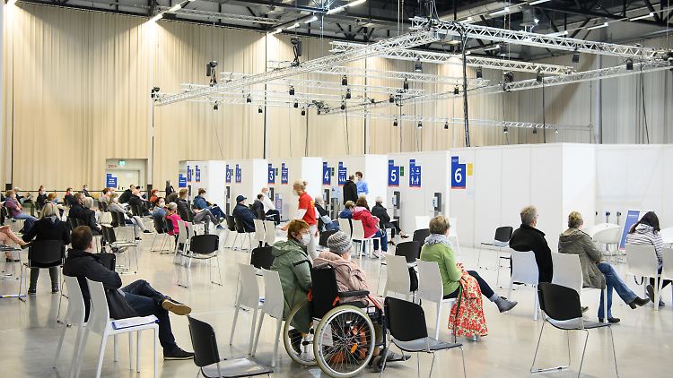 Die meisten Impfungen finden nach wie vor in Impfzentren statt - hier in Potsdam-Babelsberg.