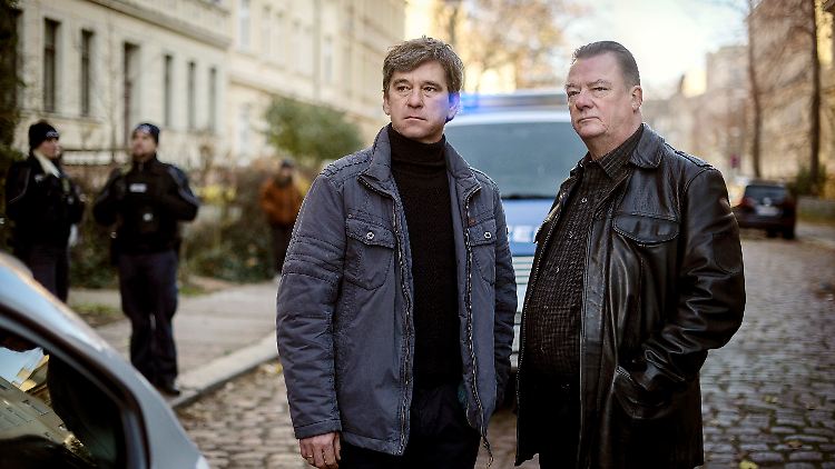 Die Kommissare Michael Lehmann (Peter Schneider, l.) und Henry Koitzsch (Peter Kurth) ermitteln.