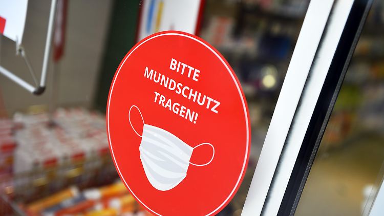 Bei dem Vorfall vor einem Supermarkt beschimpft der Täter den Mitarbeiter auch noch rassistisch.