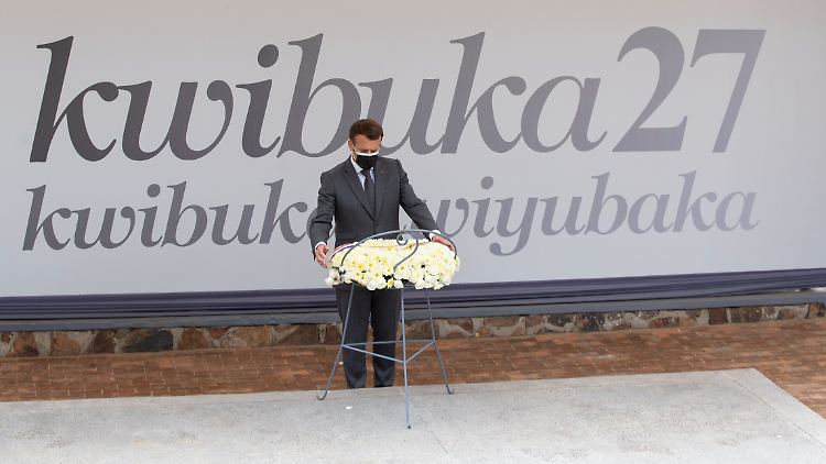 Der französische Präsident legt einen Kranz auf einem Massengrab am Genozid-Denkmal in Kigali nieder.