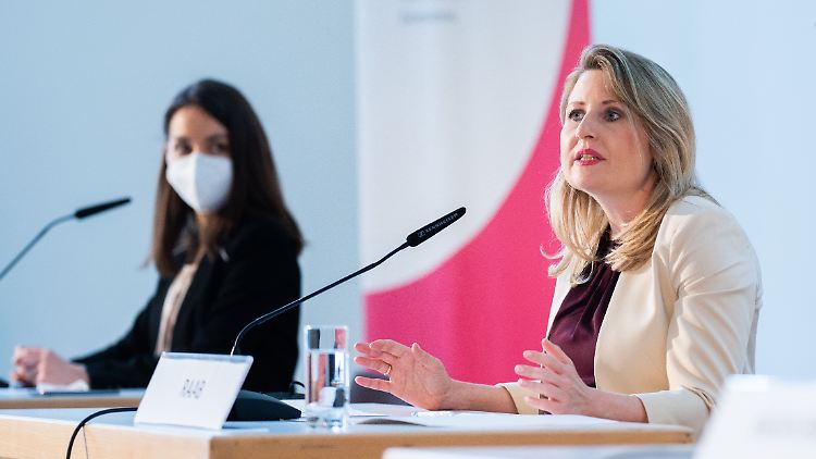 Die Direktorin der Dokumentationsstelle, Fellhofer, und Integrationsministerin Raab präsentieren die Karte: 623 muslimische Organisationen, Verbände und Moscheen sind vermerkt.