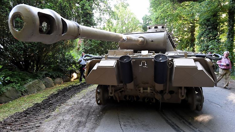 Der 84-Jährige will den "Panther" in England als Schrott gekauft haben.