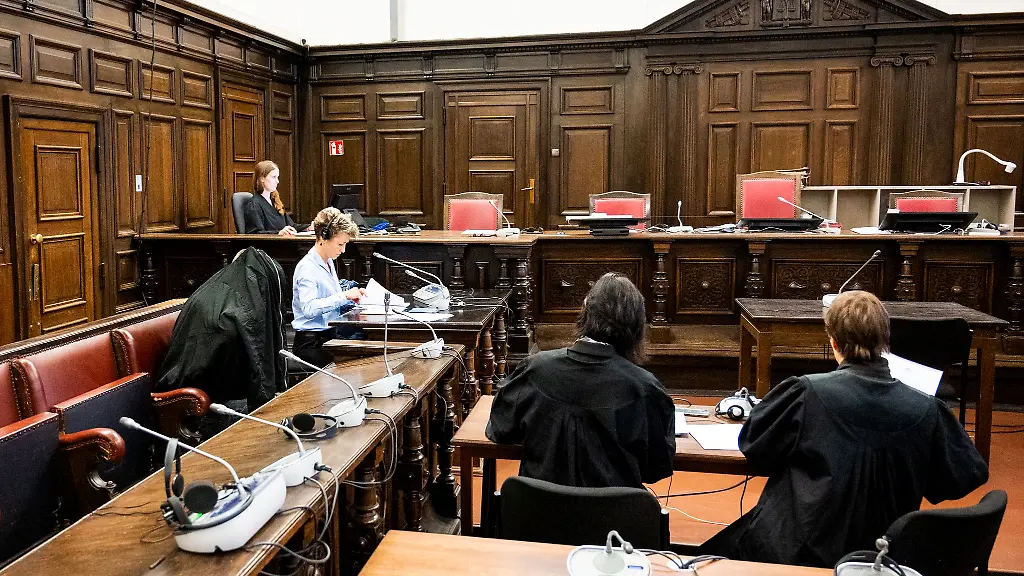 Der-Angeklagte-verdeckt-sein-Gesicht-mit-einer-Jacke-Archivfoto