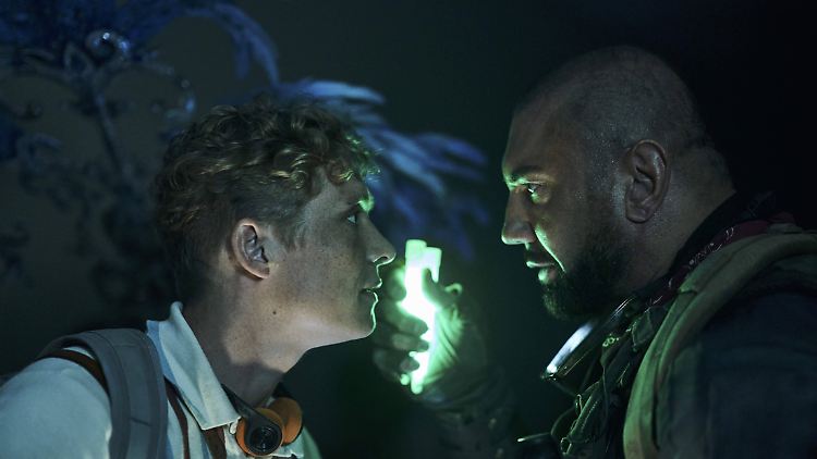 Kämpfen gegen Zombies und ein schlechtes Drehbuch: Matthias Schweighöfer als Safeknacker Dieter (l.) und Dave Bautista als Ex-Soldat Scott. 