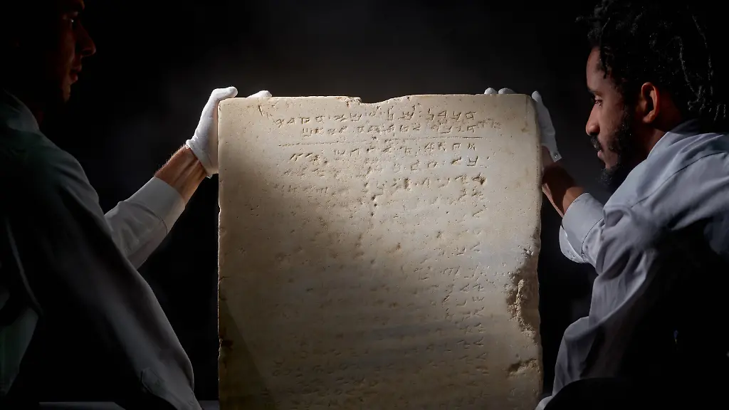 epi-223601322-DPA-BF-dpa-5FB2D8003155EE39-jpg-Steintafel-mit-zehn