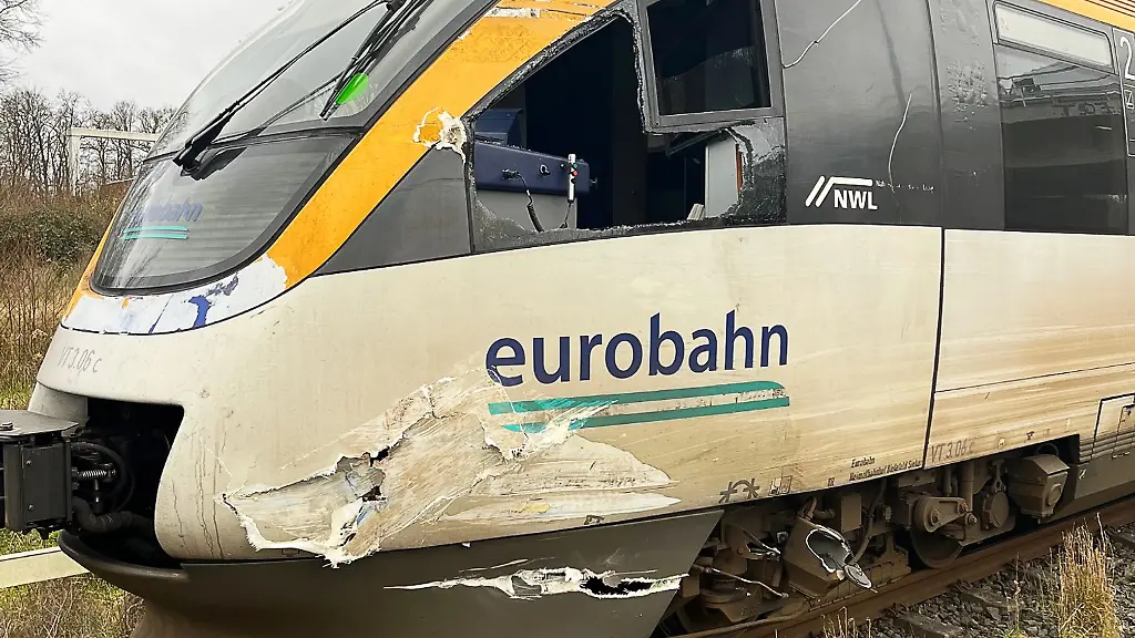 Das-von-der-Polizei-Muenster-zur-Verfuegung-gestellte-Foto-zeigt-einen-beschaedigten-Zug