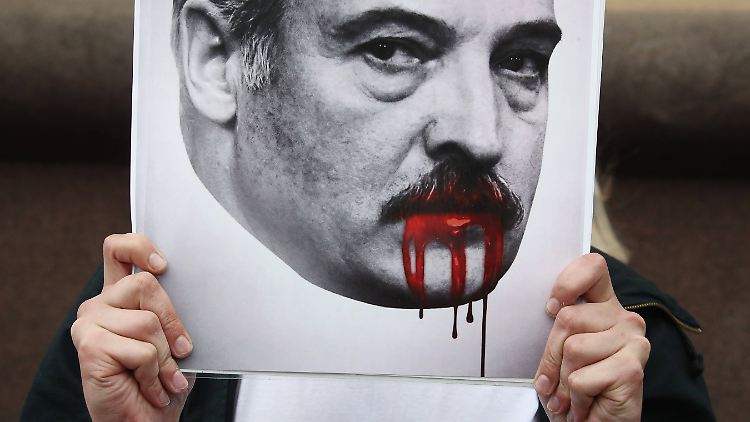 Vergangenes Jahr hatte Lukaschenko Proteste gegen die gefälschte Präsidentschaftswahl brutal niederschlagen lassen. 