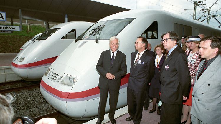 Bundespräsident Richard von Weizsäcker, Hessens Ministerpräsident Hans Eichel, Kassels OB Wolfram Bremeier und Bundesverkehrsminister Günther Krause (v.l.) am 29. Mai 1991 im neuen Bahnhof Kassel-Wilhelmshöhe.