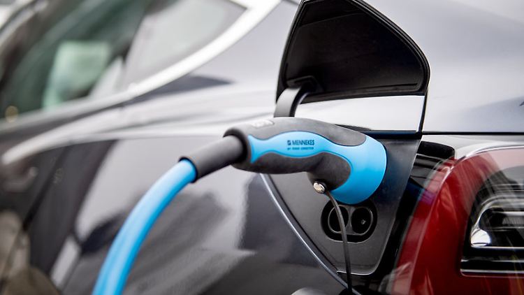 Tankstopp fürs Bankkonto: Ist der Fördertopf nicht schon vorher leer, können Interessierte noch bis Ende 2025 die E-Auto-Umweltprämie beantragen.