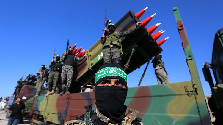 Mitglieder der Hamas nehmen am Donnerstag mit Waffen und Fahrzeugen an einer Kundgebung gegen Israel teil.